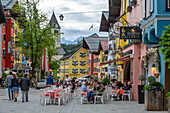 Blick auf Besucher, die Getränke vor dem Café in Vorderstadt genießen, Kitzbühel, Tirol, Österreich, Europa