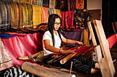 Mädchen beim Weben nach der traditionellen Methode, Sidemen, Bali, Indonesien, Südostasien, Asien
