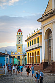 Glockenturm und Straße in Trinidad, UNESCO-Weltkulturerbe, Sancti Spiritus, Kuba, Westindische Inseln, Karibik, Mittelamerika