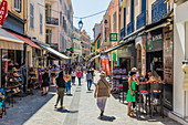 Straßenszene in der Altstadt von Le Suquet in Cannes, Alpes Maritimes, Côte d'Azur, französische Riviera, Frankreich, Mittelmeer, Europa