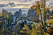 Wolkenstimmung über Bastei, Elbsandsteingebirge, Nationalpark Sächsische Schweiz, Sächsische Schweiz, Sachsen, Deutschland