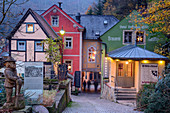 Beleuchtete Häuser von Schmilka, Schmilka, Elbsandsteingebirge, Nationalpark Sächsische Schweiz, Sächsische Schweiz, Sachsen, Deutschland