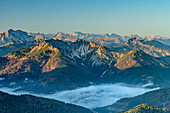 Herbststimmung über Bayerischen Alpen und Karwendel mit Guffert und Schinder, vom Auerspitz, Spitzinggebiet, Bayerische Alpen, Oberbayern, Bayern, Deutschland