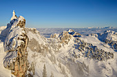 Verschneite Kapelle am Wendelstein mit Nebelmeer im Hintergrund, Wendelstein, Mangfallgebirge, Bayerische Alpen, Oberbayern, Bayern, Deutschland