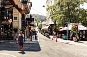 Athener Straßenszene in der Mittagshitze, im Hintergrund die Akropolis, Athen, Griechenland