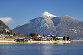 Blick über den Walchensee auf das Dorf Walchensee vor Jochberg, Oberbayern, Bayern, Süddeutschland, Deutschland