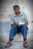 Portrait eines älteren, kubanischen Mannes am Plaza de la Catedral, Havanna, Kuba \n