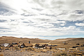 Blick auf die Geisterstadt Bodie bei bewölktem Himmel in der Eastern Sierra, Kalifornien, USA