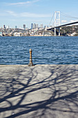 Blick auf den Bosporus mit der Fatih-Sultan-Mehmet-Brücke und den westlichen Teil der Stadt Istanbul, Türkei
