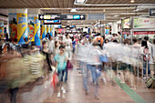 Menschenmassen in Metro in Guangzhou, Guangdong Provinz, China