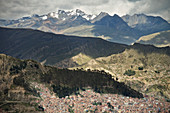 Blick von El Alto auf La Paz, im Hintergrund schneebedeckte Gipfel der Anden, Bolivien, Südamerika
