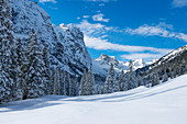 Winter im Raintal mit Blick zum Gimpel und aufs Füssener Joch, Tannheimer Berge, Allgäu,Tirol, Österreich