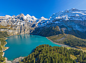 Luftansicht des Oeschinensees mit Blümlisalpgruppe, Kandersteg, Berner Oberland, Kanton Bern, Schweiz