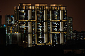 Beleuchtete Wolkenkratzer in der Nacht mit unterschiedlichen Farben, Singapore
