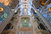 Mittelschiff der Sagrada Familia, Innenarchitektur der Kathedrale von Gaudi in Barcelona, Spanien\n
