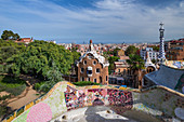 Mosaikbank mit Ausblick auf die Stadt vom Park Guell in Barcelona\n