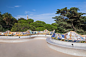 Mosaikbank im Park Guell in Barcelona\n