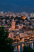 Leuchtende Skyline von Split mit Diokletianpalast am Abend bei Nacht, Kroatien\n