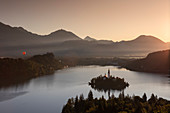 Wallfahrtskirche Mariä Himmelfahrt auf Insel im Bleder See bei Sonnenaufgang, Bled, Slowenien