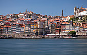 Stadtansicht auf Porto am Fluss Douro bei Tag mit Sonne, Portugal\n
