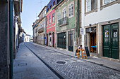 Mann vor Geschäft in den Straßen der Altstadt von Ponte de Lima, Portugal\n