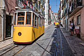 Stillgelegte Tram in Lissabon im Stadtteil Bairro Alto, Portugal\n