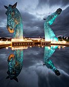 Die Kelpies zur blauen Stunde, Forth und Clyde Canal im Helix Park, Falkirk, Stirlingshire, Schottland, Vereinigtes Königreich, Europa