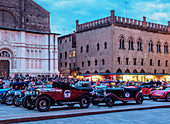 Mille Miglia (Autorennen) auf der Piazza Maggiore, Bologna, Emilia-Romagna, Italien, Europa
