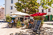 Cafészene in der Altstadt von Le Panier, Marseille, Bouches du Rhone, Provence, Provence-Alpes-Côte d'Azur, Frankreich, Europa