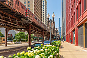 Blick auf den Loop Train und Wolkenkratzer, Stadtzentrum Chicago, Illinois, Vereinigte Staaten von Amerika, Nordamerika