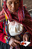 Lokale Weberin mischt Cochineal-Farbstoff von Insekten, wird als der rote Farbstoff verwendet, Chumbe Community, Lamay, Heiliges Tal, Peru, Südamerika