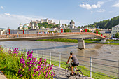 Blick auf Schloss Hohensalzburg und Fußgängerbrücke über die Salzach, UNESCO-Weltkulturerbe, Salzburg, Österreich, Europa