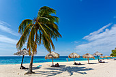 Palmen und Sonnenschirme am Strand Playa Ancon nahe Trinidad, Trinidad, Kuba, Westindische Inseln, Karibik, Mittelamerika