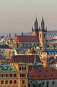 Blick von einem Aussichtspunkt auf Letna Park über der Altstadt bei erstem Sonnenlicht, Prag, Böhmen, Tschechische Republik, Europa