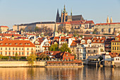 Blick vom Ufer der Moldau über den Stadtteil Mala Strana, die Prager Burg und den Veitsdom, UNESCO-Weltkulturerbe, Prag, Tschechische Republik, Europa