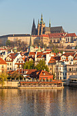 Blick vom Ufer der Moldau über den Stadtteil Mala Strana und die Prager Burg, UNESCO-Weltkulturerbe, Prag, Böhmen, Tschechische Republik, Europa