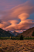 Linsenförmige Wolkenbildung über dem Chilean Saddle, Barilochie, Patagonien, Argentinien, Südamerika