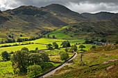 Ackerland und Berge in Little Langdale, Lake District National Park, UNESCO-Weltkulturerbe, Cumbria, England, Vereinigtes Königreich, Europa