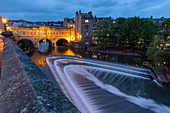 Pulteney Bridge und Wehr auf dem Fluss Avon in der Dämmerung, Bath, UNESCO-Weltkulturerbe, Somerset, England, Vereinigtes Königreich, Europa