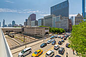 Blick auf Wolkenkratzer und Eisenbahn, Downtown Chicago, Illinois, Vereinigte Staaten von Amerika, Nordamerika