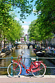 Fahrrad auf einer Brücke, Leidsegracht-Kanal, Amsterdam, Nordholland, Niederlande, Europa