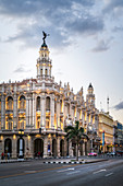 Das Gran Teatro de La Habana in der Abenddämmerung, UNESCO-Weltkulturerbe, Havanna, Kuba, Westindische Inseln, Karibik, Mittelamerika
