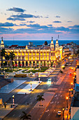Luftaufnahme des Gran Teatro de La Habana und des El Capitolio in der Abenddämmerung, UNESCO-Weltkulturerbe, Havanna, Kuba, Westindische Inseln, Karibik, Mittelamerika