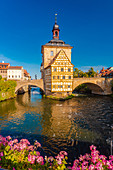 Altes Rathaus mit Geyerswörth Holzbrücke, Bamberg, UNESCO-Weltkulturerbe, Bayern, Deutschland, Europa