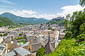 Blick auf die Salzach, die Altstadt und die Burg Hohensalzburg rechts, Salzburg, Österreich, Europa