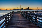 Holzpfeiler und Skyline im Morgengrauen, Alki Beach, Seattle, Bundesstaat Washington, Vereinigte Staaten von Amerika, Nordamerika