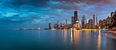 Blick von North Shore auf die Skyline von Chicago in der Abenddämmerung, Chicago, Illinois, Vereinigte Staaten von Amerika, Nordamerika