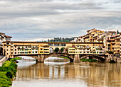 Die Ponte Vecchio über den Arno, Florenz, UNESCO-Weltkulturerbe, Toskana, Italien, Europa