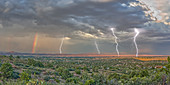 Ein Gewitter mit einem Regenbogen über Mingus Mountain östlich von Chino Valley, Arizona, Vereinigte Staaten von Amerika, Nordamerika