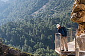 Wanderer schaut vom Klettersteig Caminito del Rey in die tiefe Schlucht, Provinz Malága, Andalusien, Spanien